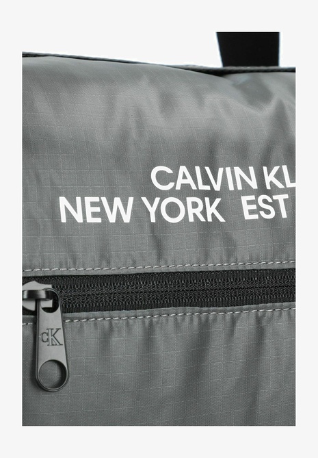 ESSENTIALS REISE - Weekend Bag DARK GREY Calvin Klein — Фото, Картинка BAG❤BAG Купить оригинал Украина, Киев, Житомир, Львов, Одесса ❤bag-bag.com.ua