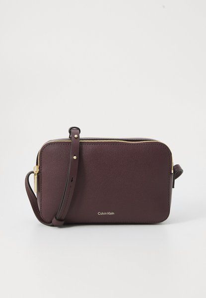Calvin Klein Logo Elongated Camera Bag Cross Body Bag Fudge / Espresso LV04F3276G &mdash; фото 1 из 4