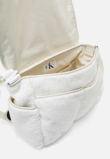 Messenger Diaper Bag Unisex Baby Changing Bag Ivory Calvin Klein — Фото, Картинка BAG❤BAG Придбати оригінал Україна, Київ, Житомир, Львів, Одеса ❤bag-bag.com.ua