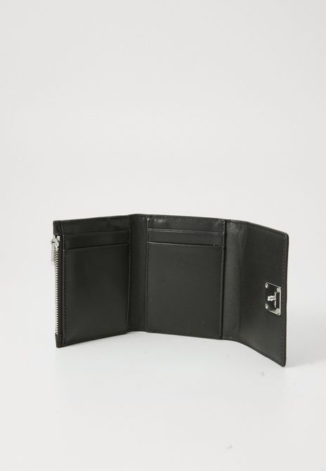 Calvin Klein Emblem Medium Trifold Wallet Black BLACK LV04F1082G &mdash; фото 3 из 5