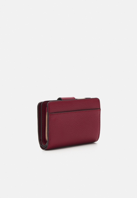 Charm Tab Compact Wallet DEEP RED MICHAEL KORS — Фото, Картинка BAG❤BAG Придбати оригінал Україна, Київ, Житомир, Львів, Одеса ❤bag-bag.com.ua