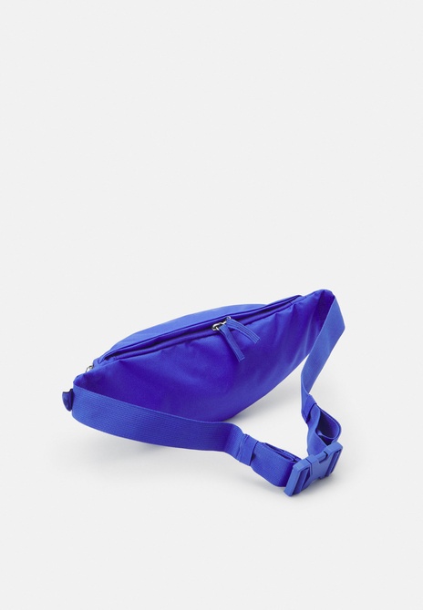 HERITAGE UNISEX - Belt Bag Light ultramarine / Deep royal blue Nike — Фото, Картинка BAG❤BAG Купить оригинал Украина, Киев, Житомир, Львов, Одесса ❤bag-bag.com.ua