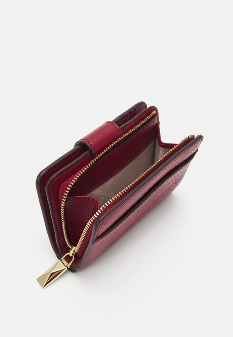 Charm Tab Compact Wallet DEEP RED MICHAEL KORS — Фото, Картинка BAG❤BAG Купить оригинал Украина, Киев, Житомир, Львов, Одесса ❤bag-bag.com.ua