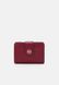 Charm Tab Compact Wallet DEEP RED MICHAEL KORS — 1/5 Фото, Картинка BAG❤BAG Придбати оригінал Україна, Київ, Житомир, Львів, Одеса ❤bag-bag.com.ua